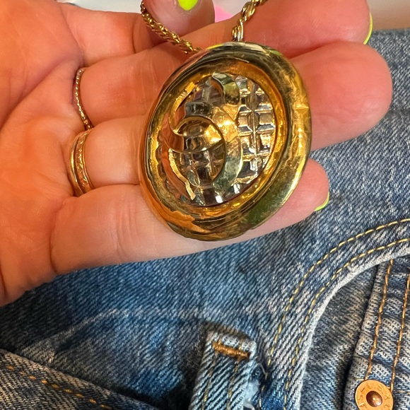 Vintage chanel necklace! Made with a Chanel clip-on earring! - Picture 9 of 11